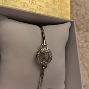 Michael kors bangle silver. Stunning
